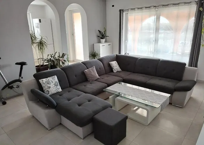 House Lakvere 펜션 풀라